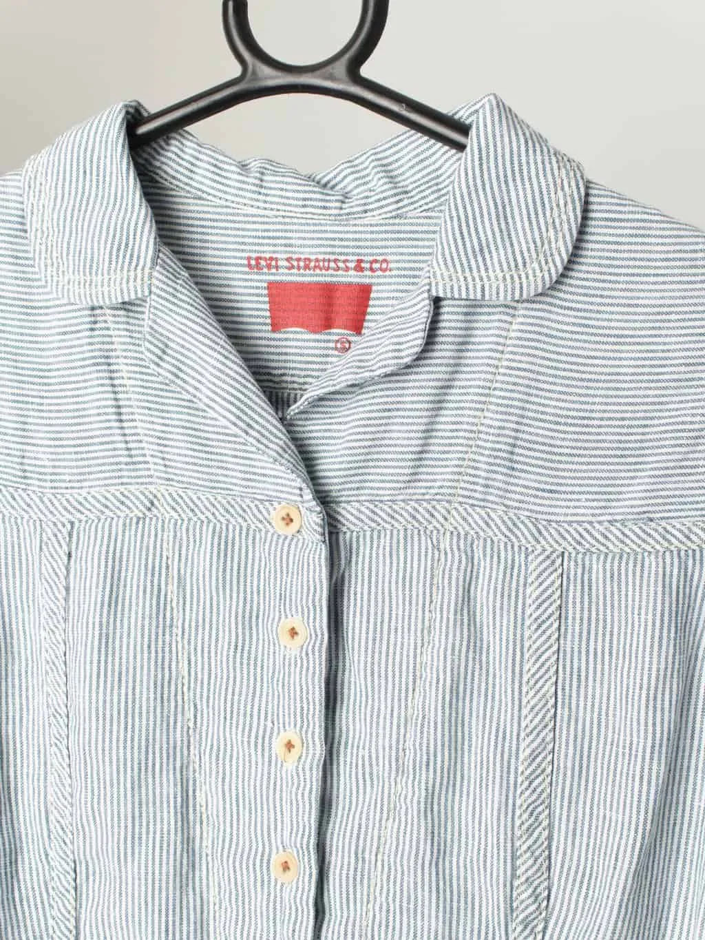 Vintage women's Levis short sleeve blouse blue and white pinstripe pattern – Small